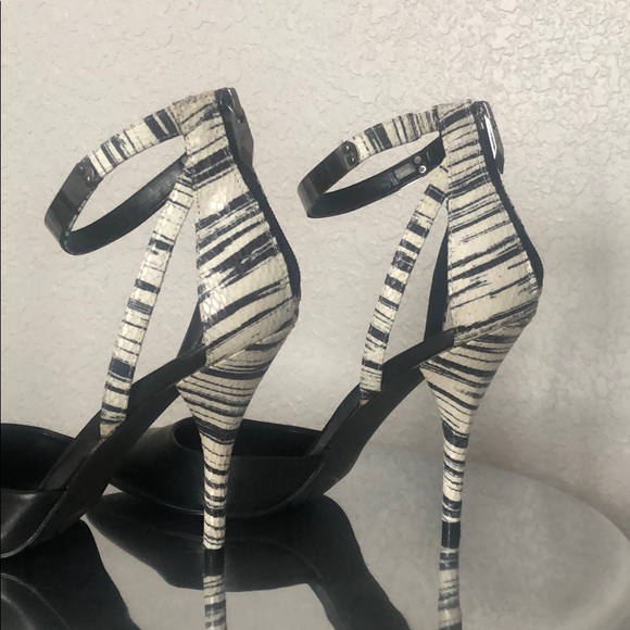 Black snakeprint heel w/ metal accent ankle strap - Picture 4 of 8